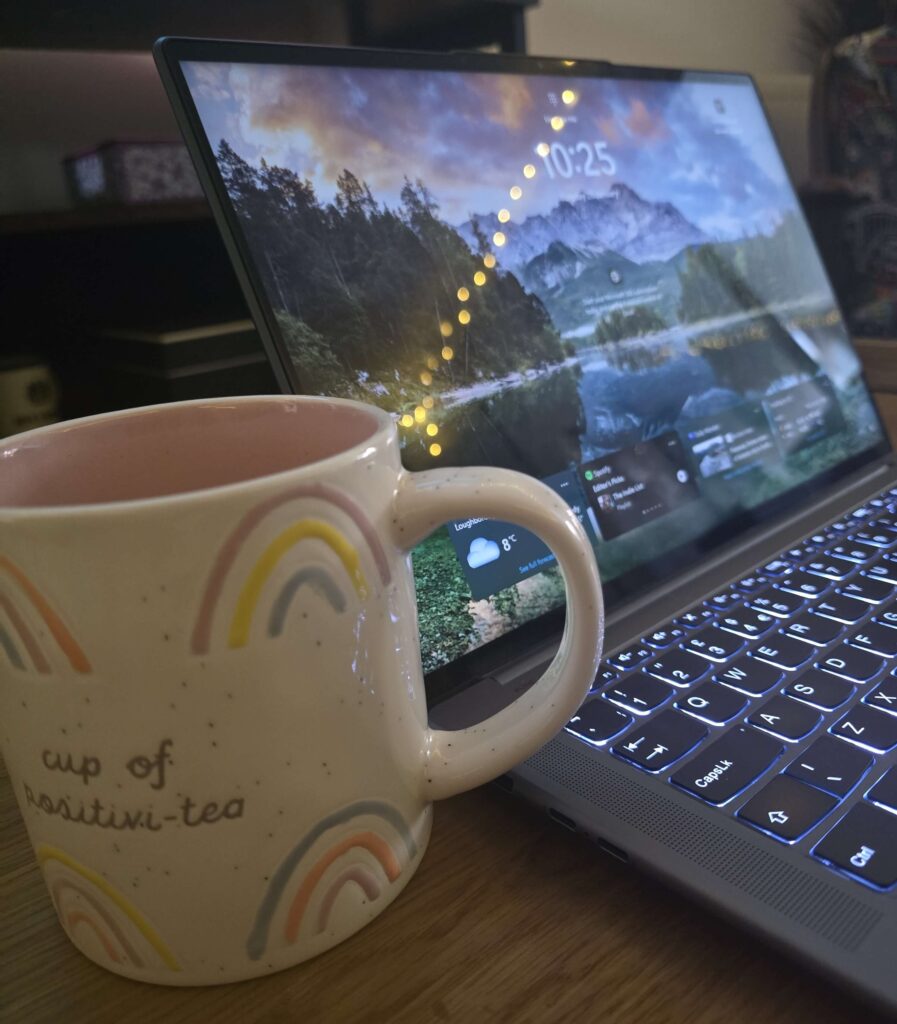 Laptop and cup with Positivi -tea on it.